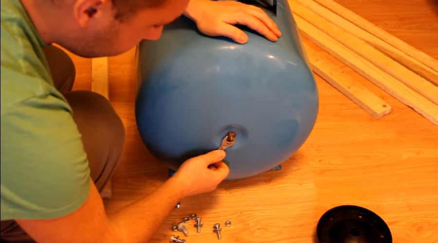 как поменять мембрану на насосной станции